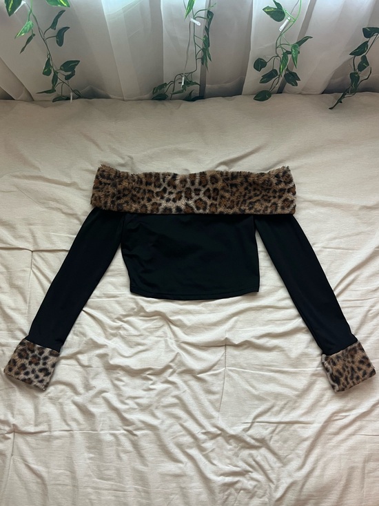 Tops - Off-shoulder Black Top with Leopard Faux Fur Trim